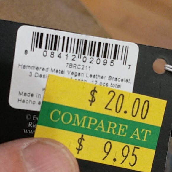 🇨🇦 Set of 2 Vegan Leather Cuffs - Picture 3 of 5